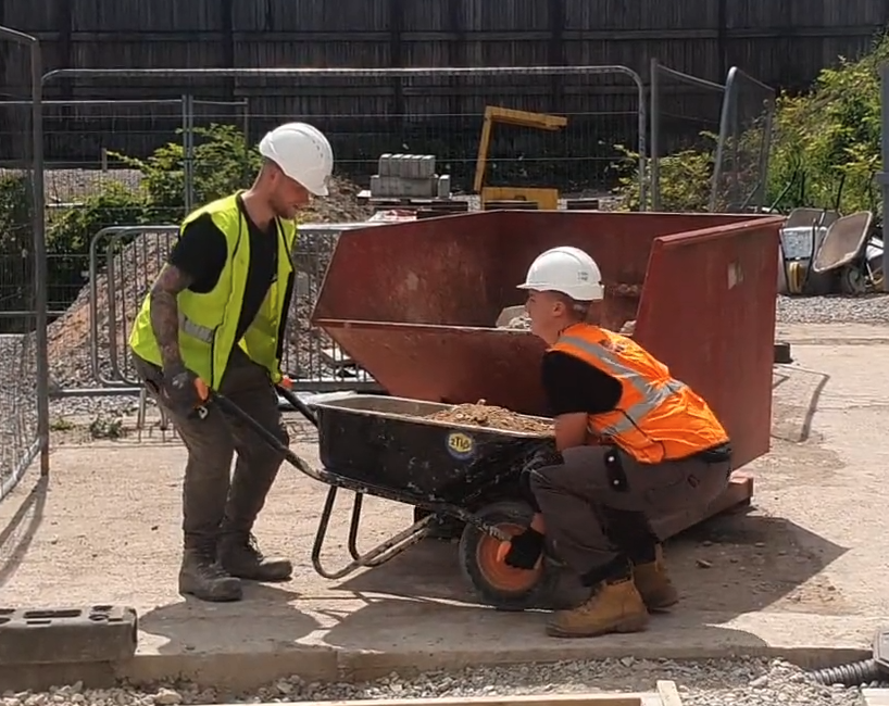 2Tip 2-Person Lift INCLUDING Steel Plated Reinforced 90L Wheelbarrow